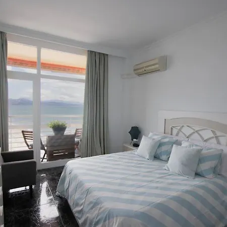 Апартаменти Rent4 Malaga La Torre De La Roca *